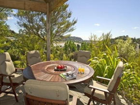 Treetop Oasis - Tairua Executive Holiday Home, Tairua